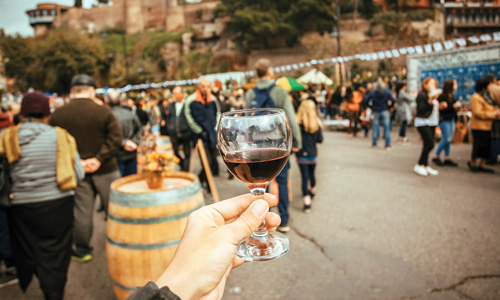 Lidé na festivalu vína