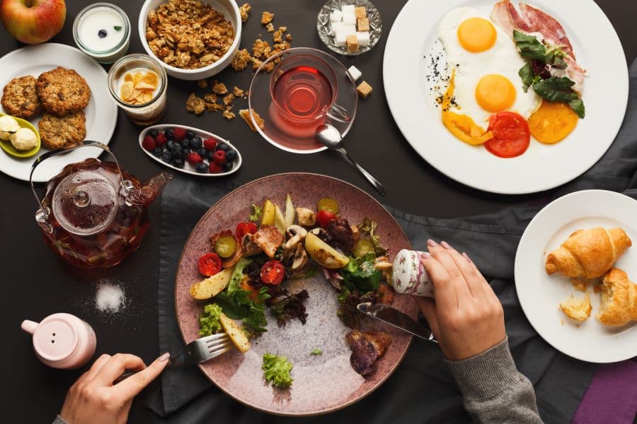 AXA-stravovani-na-dovolene-restaurace-versus-vareni