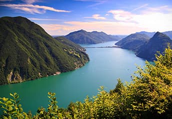 Luganské jezero a město Lugano  