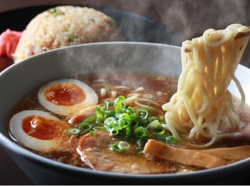Ramen je tradiční japonský pokrm.