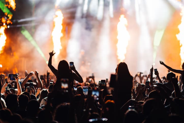 AXA-jak-muzete-usetrit-na-nakladech-festivalu