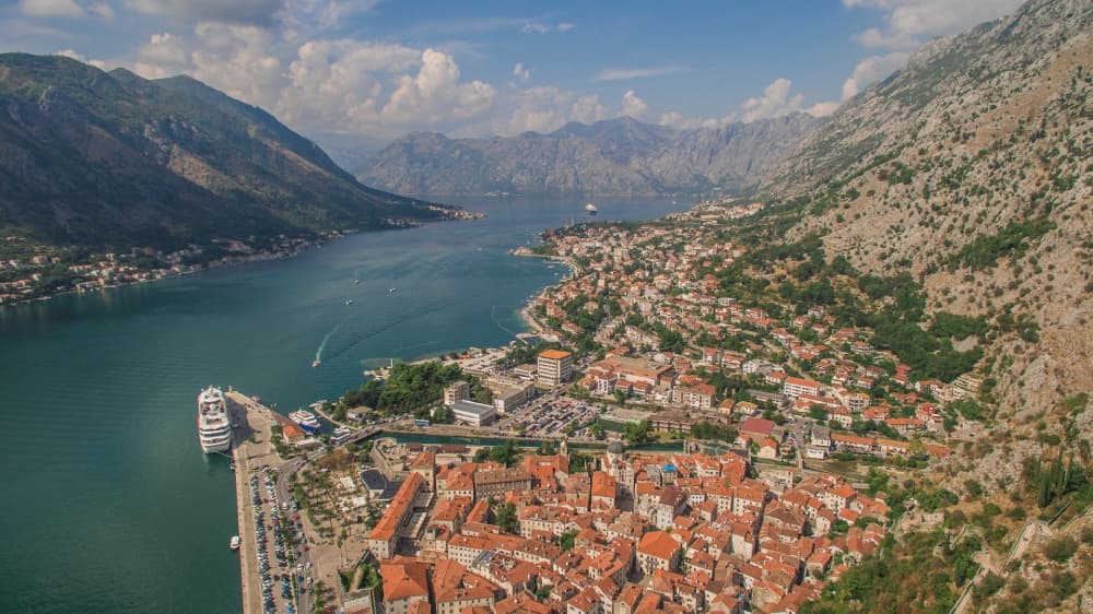 AXA-kotor-v-cerne-hore
