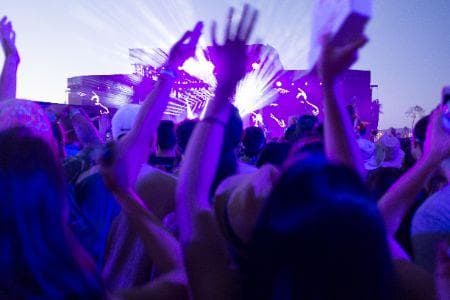 AXA-jak-usetrit-na-zahranicnich-festivalech