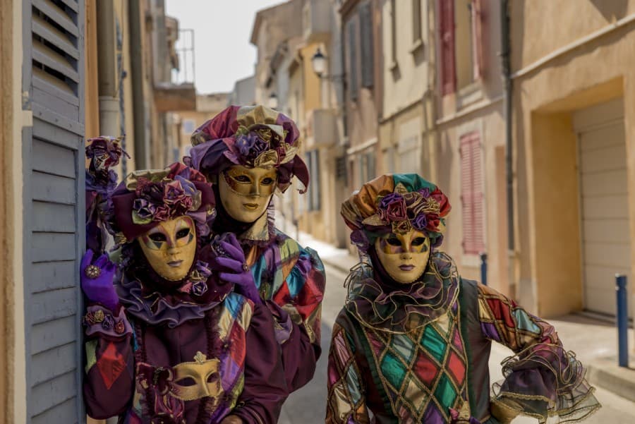 AXA-proto-se-vydejte-na-benatsky-karneval