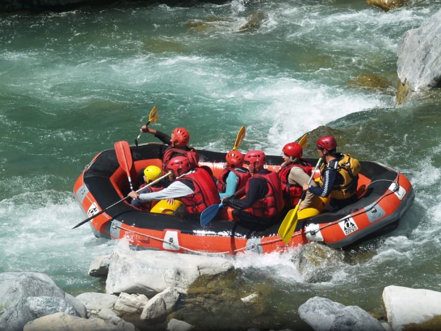 AXA-jdete-do-toho-naplno-zkuste-rafting
