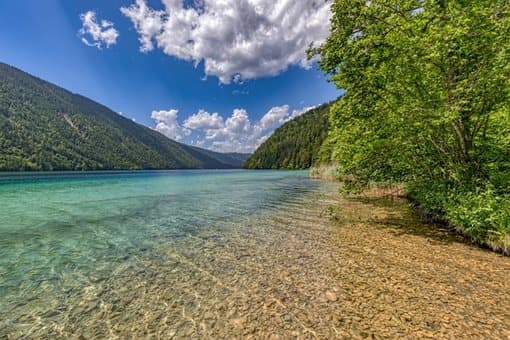 Rakousko nabízí výlety k nádherným jezerům. Zde Weissensee.