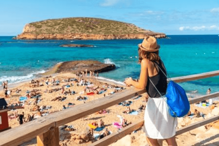 AXA-nadherne-plaze-a-vecirky-az-do-rana-ibiza