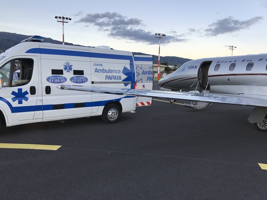 AIRAMBULANCE-ladowanie-na-Reunion.JPG