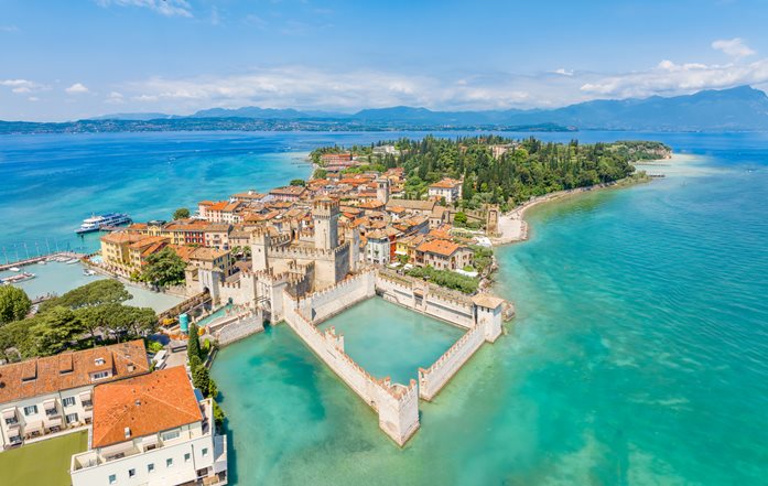 Město Sirmione na Lago di Garda