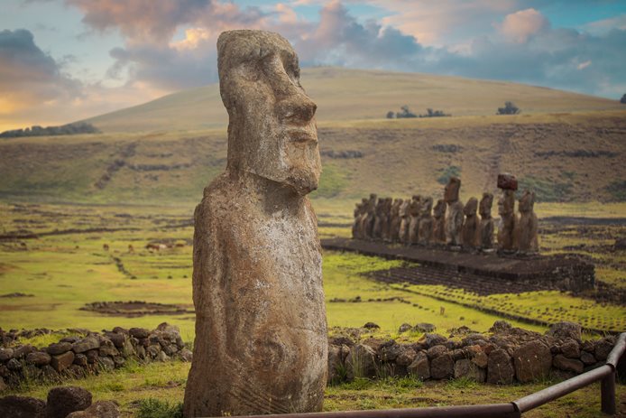 Velikonoční ostrov a socha moai